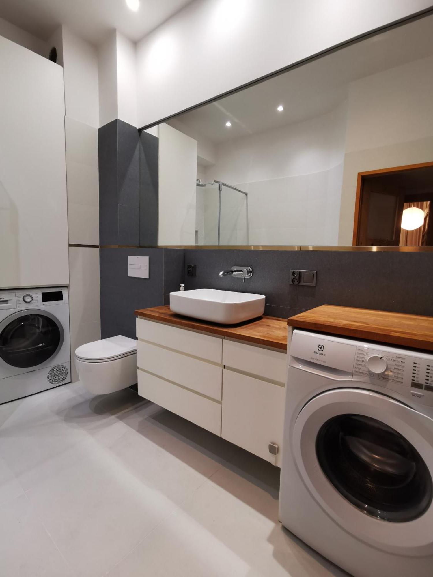 Cozy Spacious Apartment With Balcony クラクフ エクステリア 写真