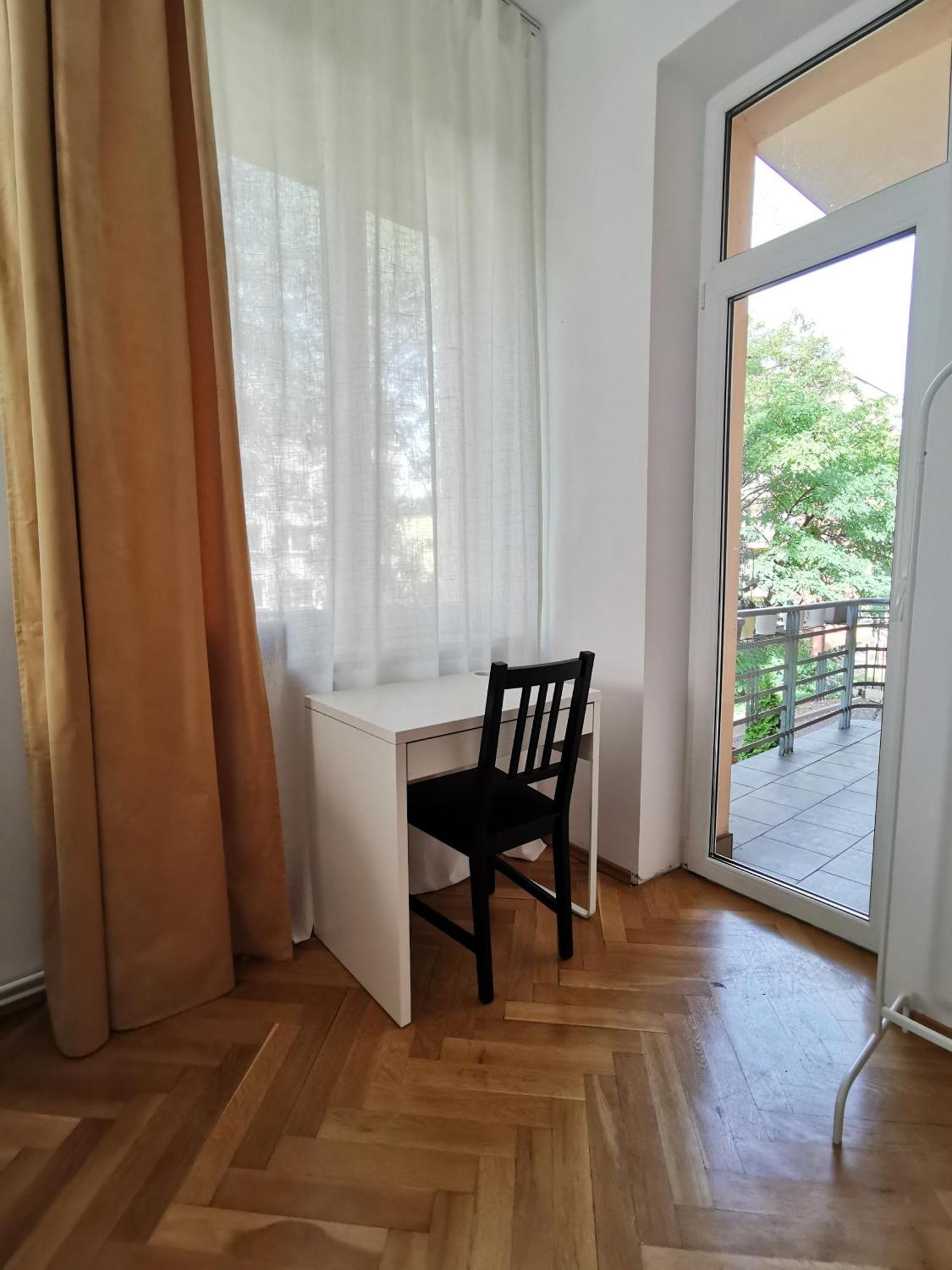 Cozy Spacious Apartment With Balcony クラクフ エクステリア 写真